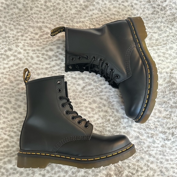 Dr. Martens 1460 Women’s Smooth Leather Lace Up Boots - Picture 1 of 6